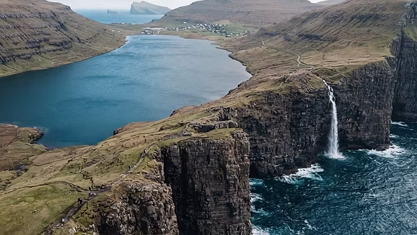 Lago Sospeso di Sørvágsvatn e Cascata di Múlafossur